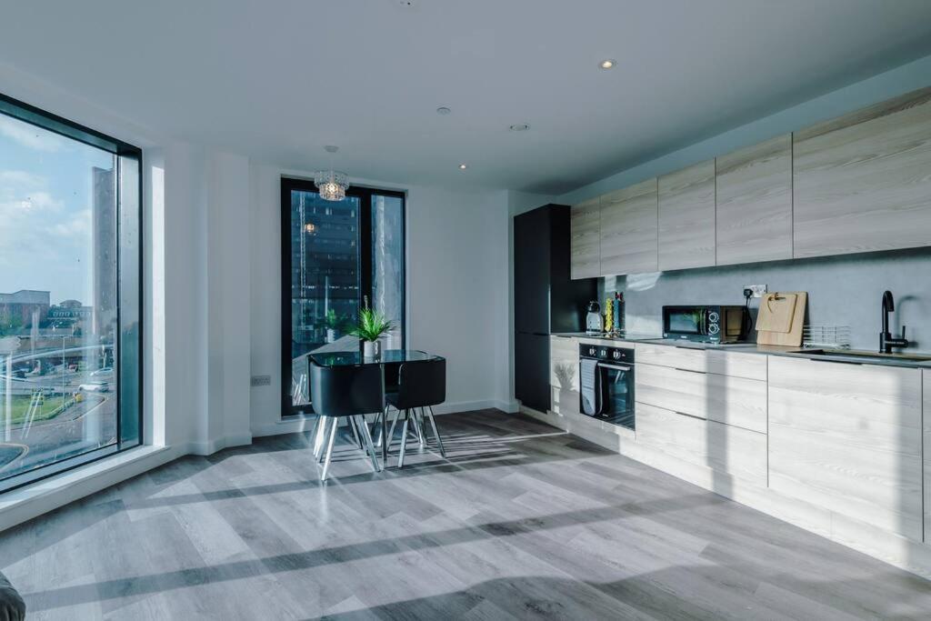 Stunning 2-Bed Premium Apartment - Free Wi-Fi プレストン エクステリア 写真