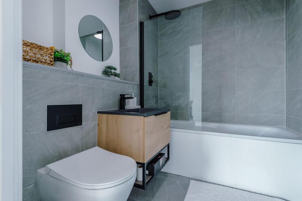 Stunning 2-Bed Premium Apartment - Free Wi-Fi プレストン エクステリア 写真