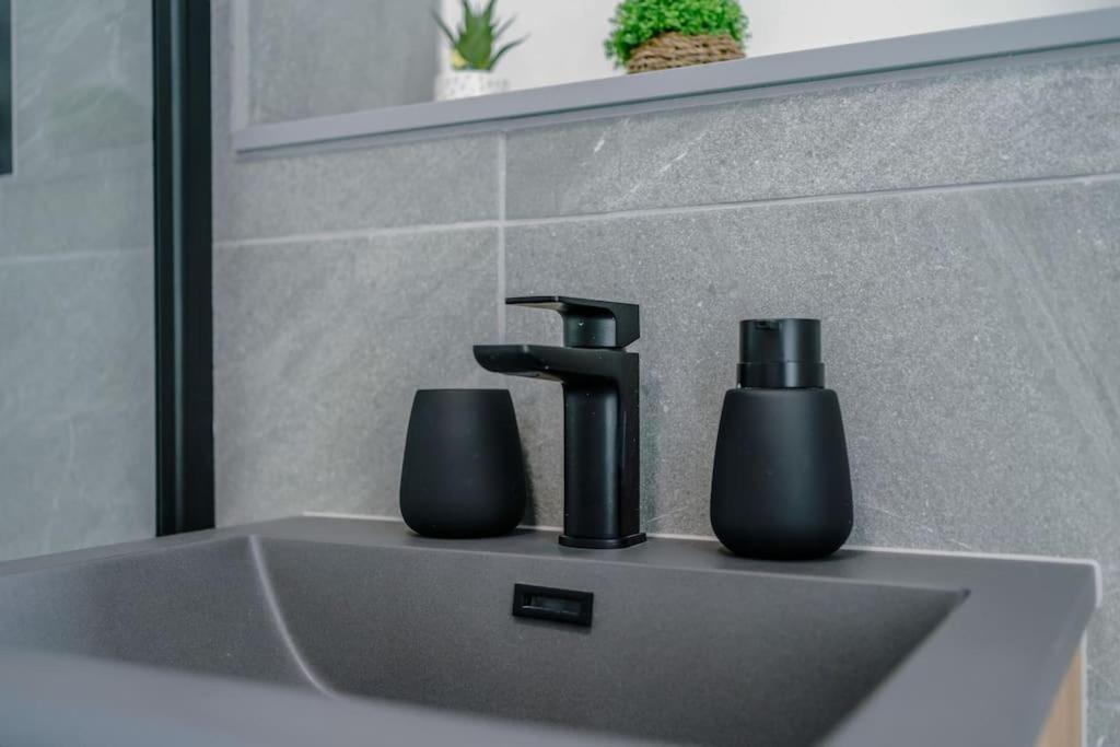 Stunning 2-Bed Premium Apartment - Free Wi-Fi プレストン エクステリア 写真