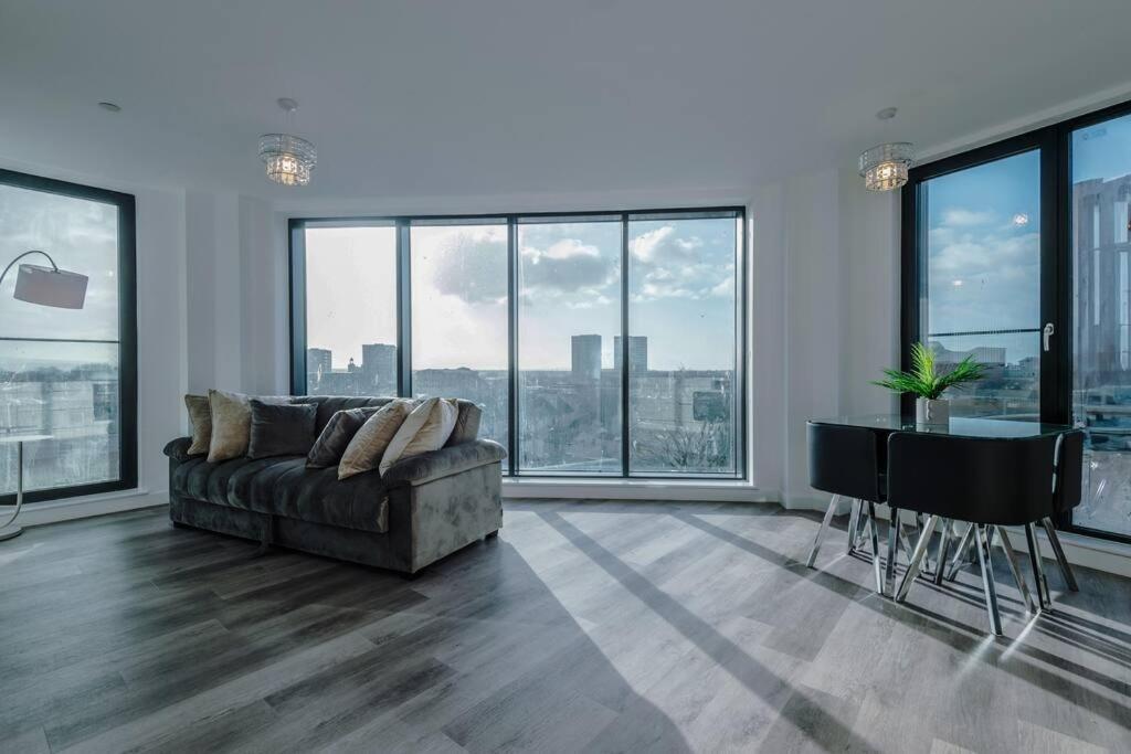 Stunning 2-Bed Premium Apartment - Free Wi-Fi プレストン エクステリア 写真