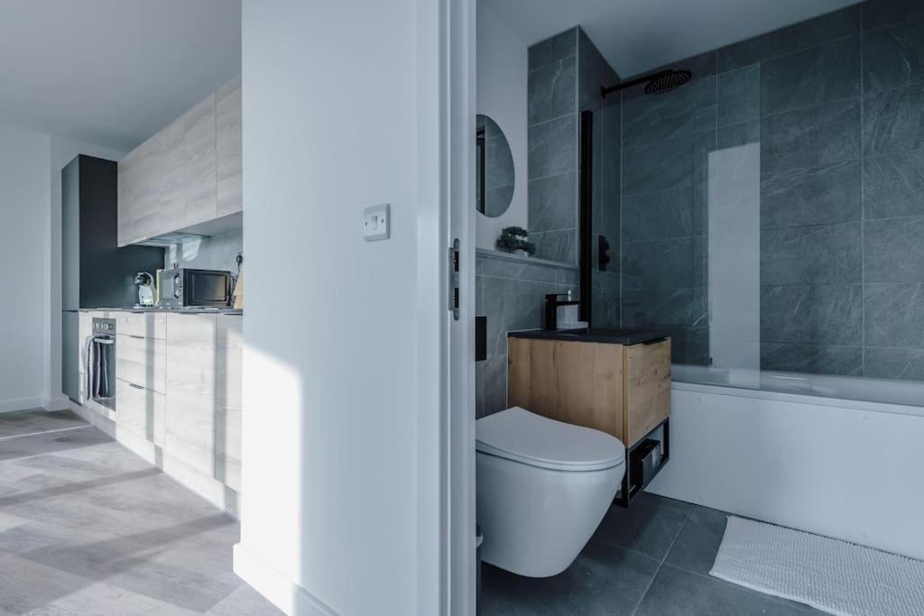 Stunning 2-Bed Premium Apartment - Free Wi-Fi プレストン エクステリア 写真